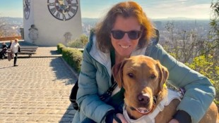 Petra Aigner mit ihrem in Ilztal ausgebildeten Labrador Charly.
