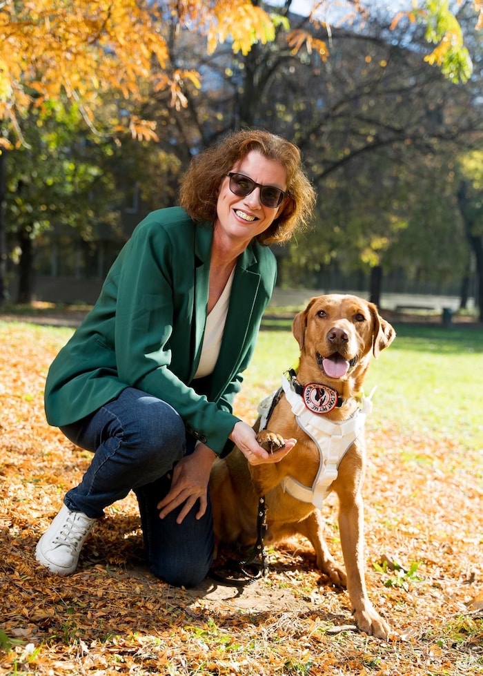 In der neuen Unterkunft in Sillian war Charly, der Assistenzhund von Petra Aigner, sofort ...