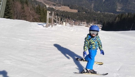 Die Sonnenstrahlen nutzen viel Eltern für letzte Schwünge auf der Piste – aber das kann ganz ...