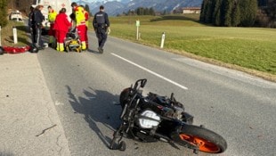 Der verletzte Motorradfahrer musste ins Spital gebracht werden.