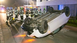 Der Unfallwagen ist stark beschädigt worden.