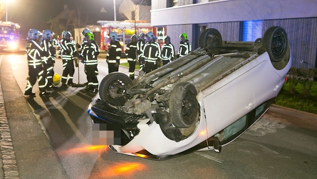 Der Unfallwagen ist stark beschädigt worden.