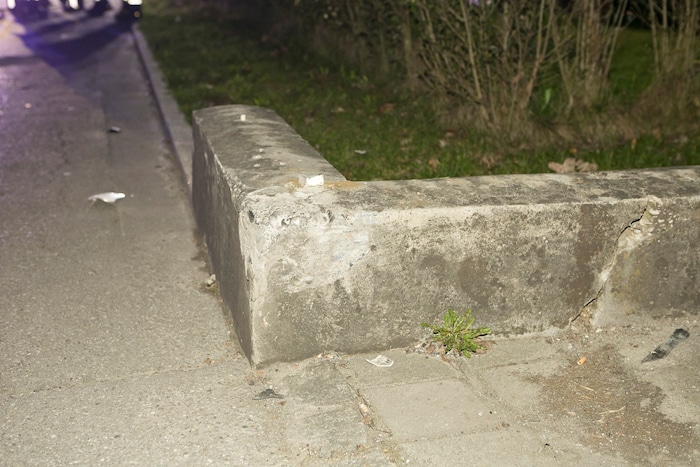 Der Wagen war gegen diese Mauer geprallt.
