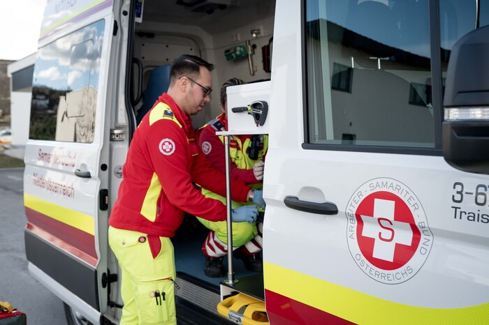 Die Rettung versorgt den Betroffenen.