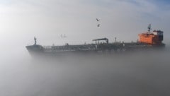 Etliche Öltanker hängen wegen des Iran-Kriegs bei der Straße von Hormuz fest.