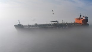 Etliche Öltanker hängen wegen des Iran-Kriegs bei der Straße von Hormuz fest.