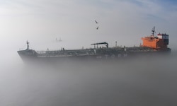 Etliche Öltanker hängen wegen des Iran-Kriegs bei der Straße von Hormuz fest.