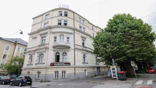 Es gibt eine Krise bei der Volkshochschule in Salzburg.