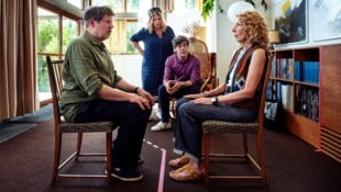 Milberg und Neuhauser stecken in „Mit und ohne Simone“ in einer handfesten Ehekrise.