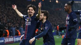 Vitinha (li.) will bei PSG bleiben und erteilt Real Madrid eine Absage.