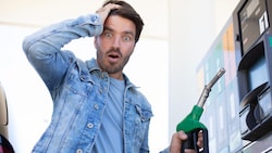 Fassungslose Blicke an der Zapfsäule sind keine Seltenheit in diesen Tagen.