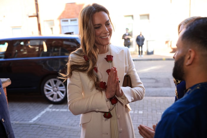Die Prinzessin von Wales bedankte sich für die Blumenkette, die ihr überreicht worden war.
