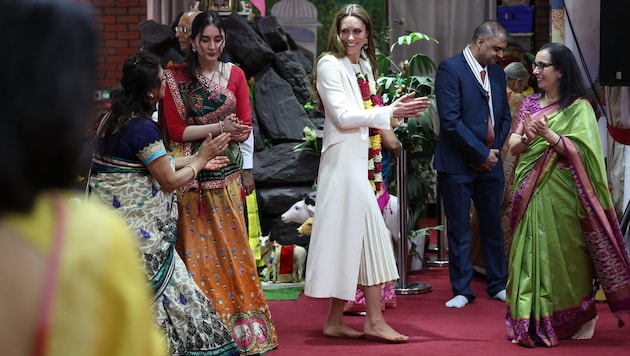 Prinzessin Kate tanzte beim Besuch in Leicester barfuß in einem indischen Tempel.
