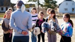 Der „ReKiGa“- Reitkindergarten am Kulturgut Schafflerhof in Wien-Essling bietet „Hobbyhorsing“ ...