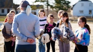 Eva Manhart Der „ReKiGa“- Reitkindergarten am Kulturgut Schafflerhof in Wien-Essling bietet „Hobbyhorsing“ ...