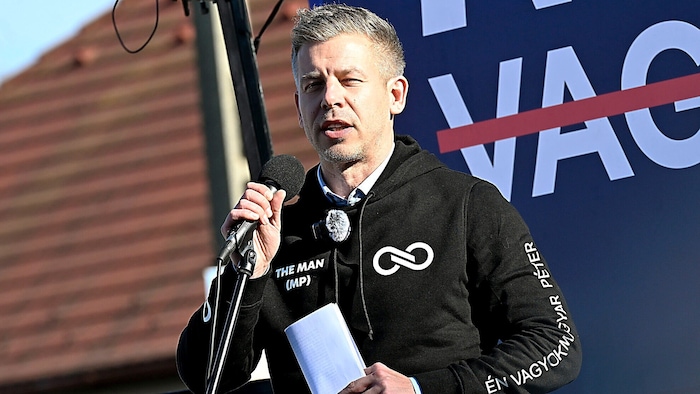 Oppositionschef Péter Magyar fordert die EU-Spitze auf, alle Beziehungen zur Ukraine ...