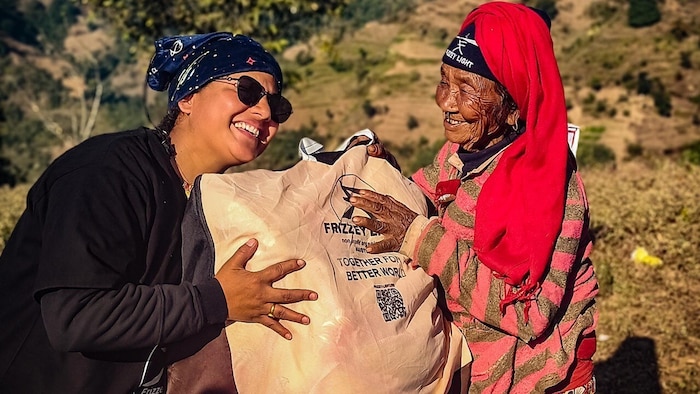 Luxmi Gautam (links), die rechte Hand von Frizzey Greif in Nepal.