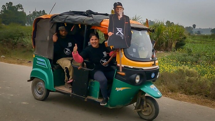 Mit Tuk Tuks und Lkw erreicht das Team abgelegene Dörfer.