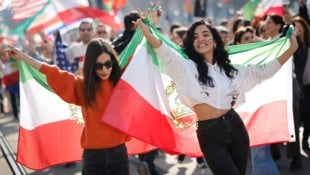 Es wird gejubelt über den bevorstehenden Fall des Mullah-Regimes, auch auf Wiens Straßen.