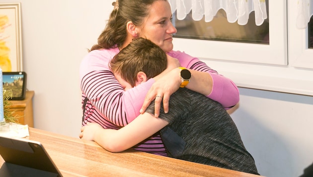 Keine einfache Zeit liegt hinter Sabine Hirsch und ihrem Sohn Luca. Die beiden bekamen Hilfe vom ...