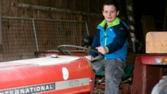 Wer darf so jung schon auf dem Traktor sitzen? Luca Hirsch ist stolz darauf, ein Bauernbub zu ...