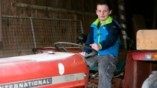 Wer darf so jung schon auf dem Traktor sitzen? Luca Hirsch ist stolz darauf, ein Bauernbub zu ...