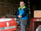 Wer darf so jung schon auf dem Traktor sitzen? Luca Hirsch ist stolz darauf, ein Bauernbub zu ...