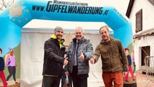 Karl Wilfing (M.) mit den Organisatoren des Union Wandervereins Falkenstein Hannes Amon (links) ...
