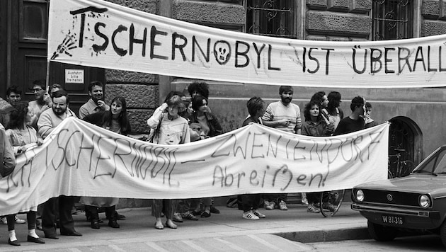 Österreich ist vom „Fallout“ des Super-GAUs besonders betroffen, landesweit wird 1986 gegen die ...