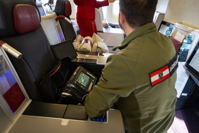 Während des Rückholfluges kam es zu einem medizinischen Notfall an Bord.