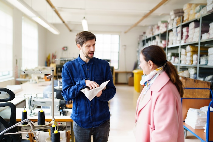 Reise-Ressortleiterin Andrea Thomas beim Besuch der Leinenweberei Vieböck in Helfenberg.