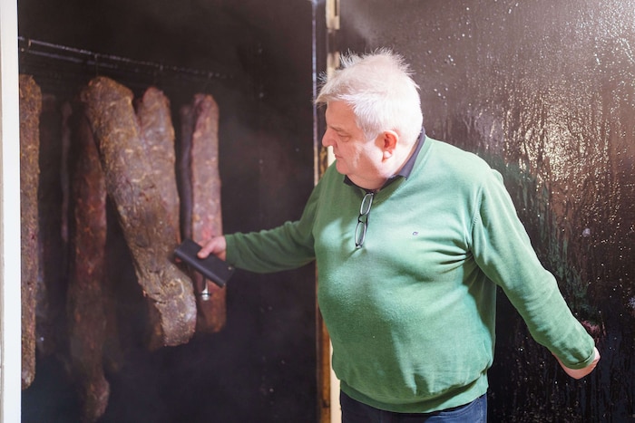 Eine Spezialität von Gastwirt Peter Haudum aus Helfenberg ist sein selbst geselchter Speck.