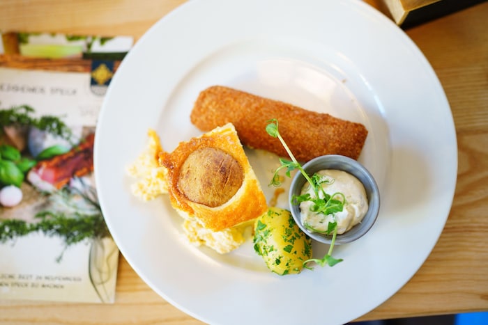 Gebackener Kalbskopf und ein Speckknödel im Gasthof Haudum.