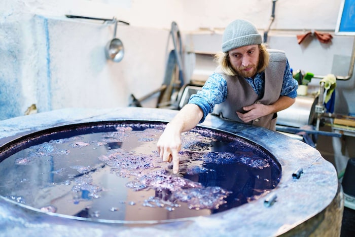 Felix Wagner zeigt, wo das Leinen mit Indigo gefärbt wird.