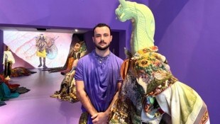 Häkeldeckchen, Stickbilder, Regenschirm- Stoffe: Peter Fellner macht seine Mode aus vorhandenen ...