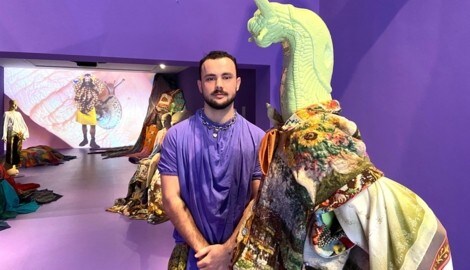 Häkeldeckchen, Stickbilder, Regenschirm- Stoffe: Peter Fellner macht seine Mode aus vorhandenen ...