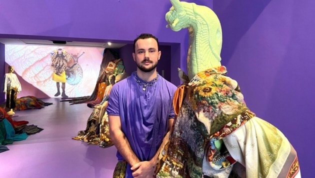 Häkeldeckchen, Stickbilder, Regenschirm- Stoffe: Peter Fellner macht seine Mode aus vorhandenen ...