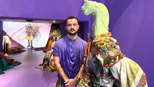 Häkeldeckchen, Stickbilder, Regenschirm- Stoffe: Peter Fellner macht seine Mode aus vorhandenen ...