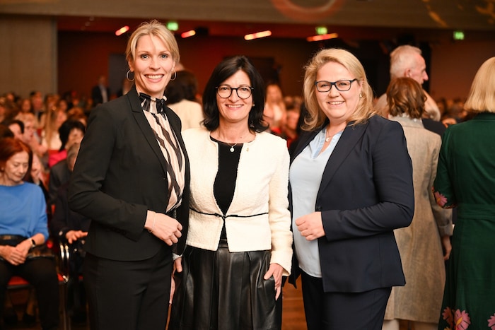 Moderatorin Sabine Lindorfer, ÖVP-Klubobfrau Margit Angerlehner und Martina Schwarz von Frau in ...