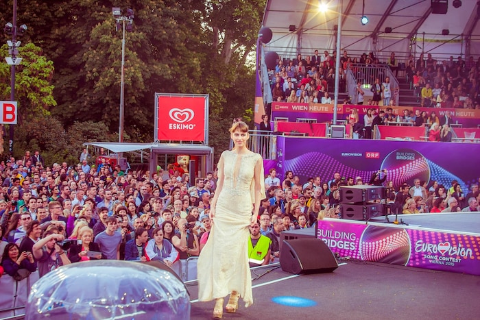 2015 wurde das Laufsteg-Spektakel am Wiener Rathausplatz zum Publikumsmagneten: 10.000 Zuschauer ...