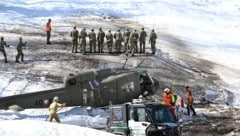 Ein Helikopter-Wrack diente als Übungskulisse. 