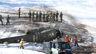 Ein Helikopter-Wrack diente als Übungskulisse. 