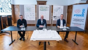 Jury-Chef Hans Gangoly mit dem Bregenzer Bürgermeister Michael Ritsch und ...