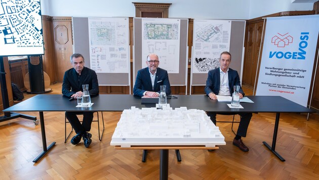 Jury-Chef Hans Gangoly mit dem Bregenzer Bürgermeister Michael Ritsch und ...
