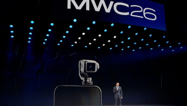 Der chinesische Hersteller Honor zeigt beim Mobile World Congress in Barcelona sein neues Robot ...