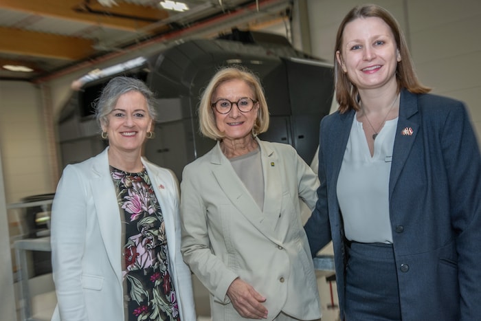Botschafterin Alison Grant, Landeshauptfrau Johanna Mikl-Leitner und CAE-Standortleiterin ...
