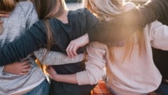 Wir Menschen sind soziale Wesen und von sozialen Kontakten abhängig. Ohne die Hilfe anderer sind ...