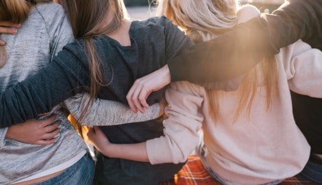 Wir Menschen sind soziale Wesen und von sozialen Kontakten abhängig. Ohne die Hilfe anderer sind ...