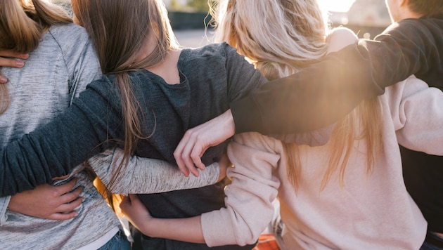 Wir Menschen sind soziale Wesen und von sozialen Kontakten abhängig. Ohne die Hilfe anderer sind ...