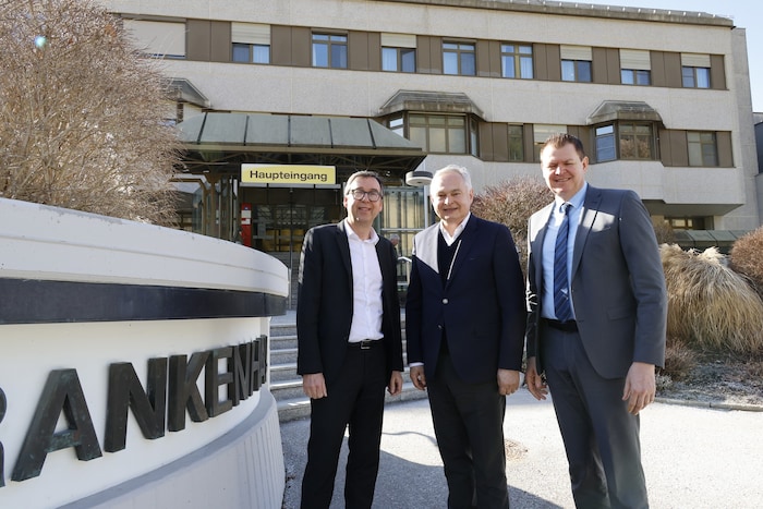 Präsentierten die Zeitpläne (v. l.): Robert Schütz, Geschäftsführer Klinik Diakonissen ...